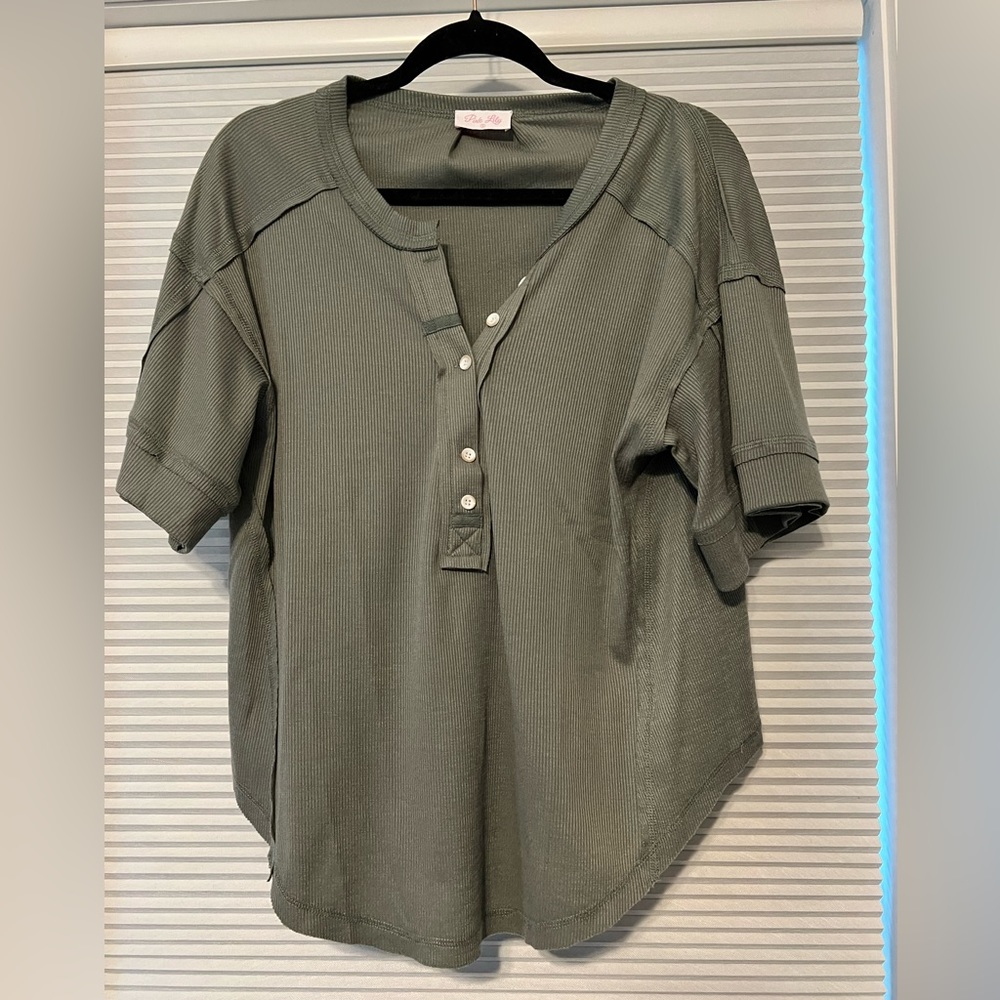 Pink Lily Size Small Top